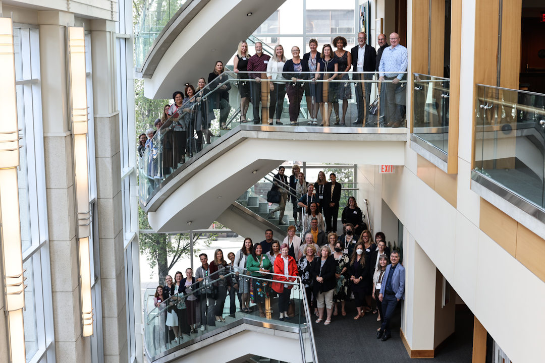 Conseil d'administration du RSCE, présentateurs de recherche et l'équipe du personnel, debout dans l'escalier du Centre de dialogue Morris J. Wosk du SFU lors de la Journée de la recherche