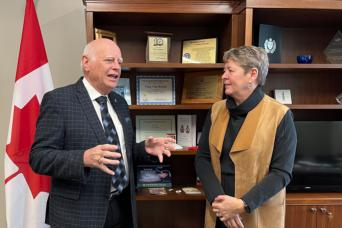Tony Van Bynen, M.P. representing Newmarket-Aurora, meets with Nicola Lewis. Mr. Van Bynen is a member of the Human Resources, Skills and Social Development and the Status of Persons with Disabilities (HUMA).